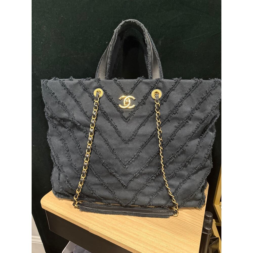 CHANEL Chevron Shopping Tote (Black) 2357***9